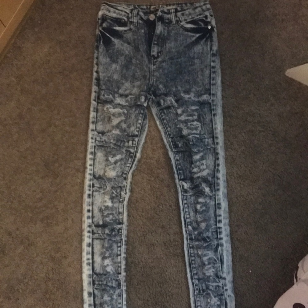 Im selling ripped jeans that have never been worn their in great condition